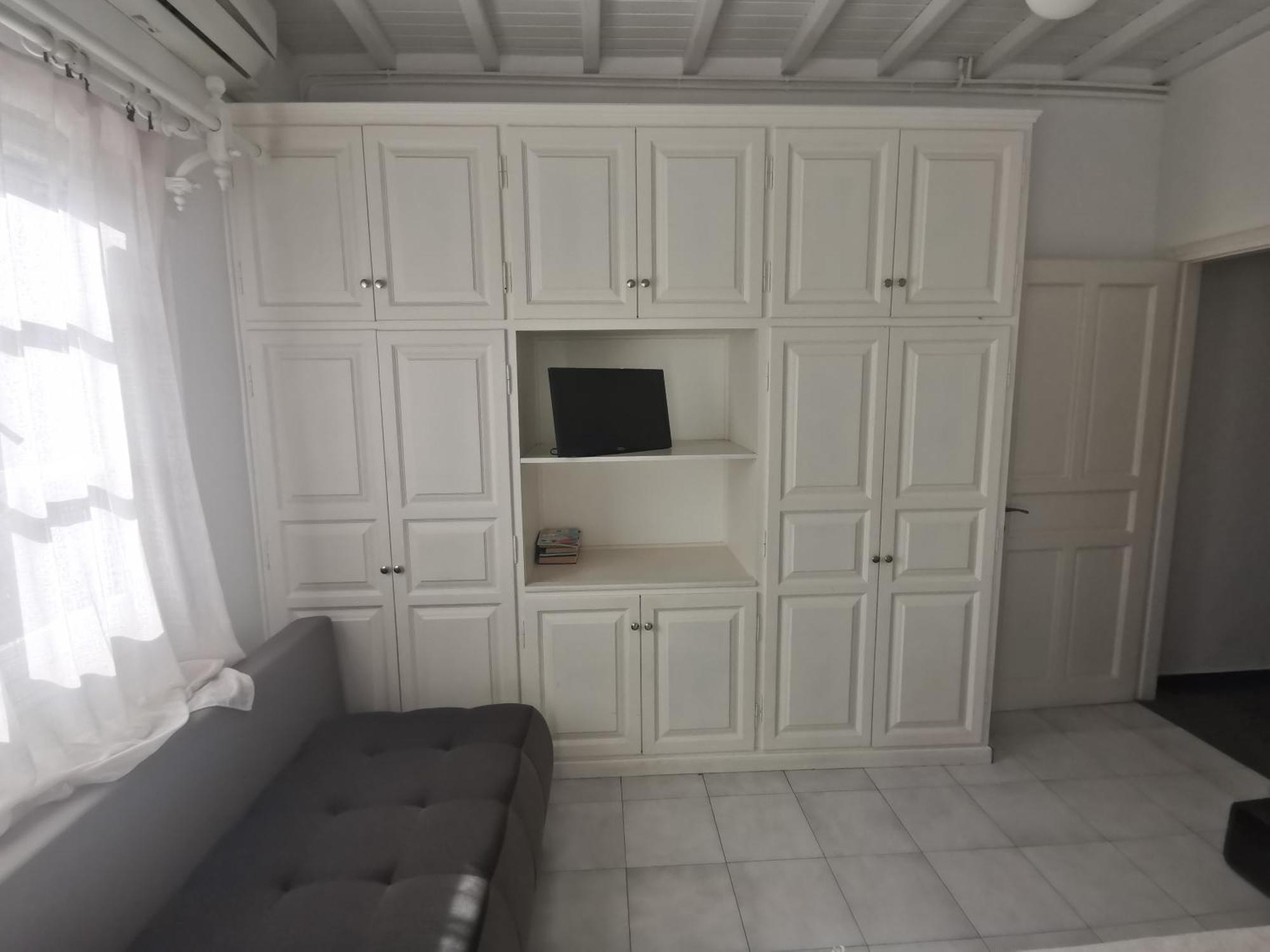 Vasilis Ornos Guest house